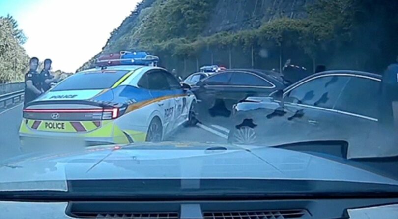 警察の追跡から逃げていた40代の運転手が、進路を塞いだパトカーに衝突する様子(c)NEWSIS