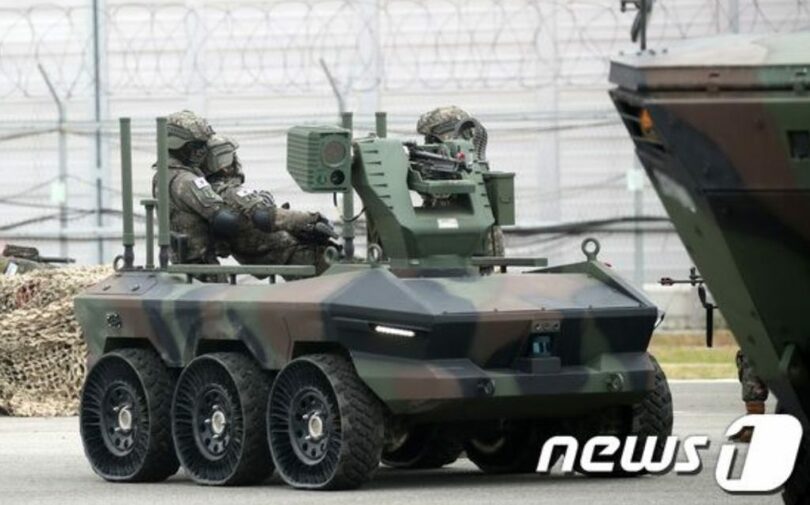 多目的無人車両を利用した負傷者搬送の訓練(c)news1