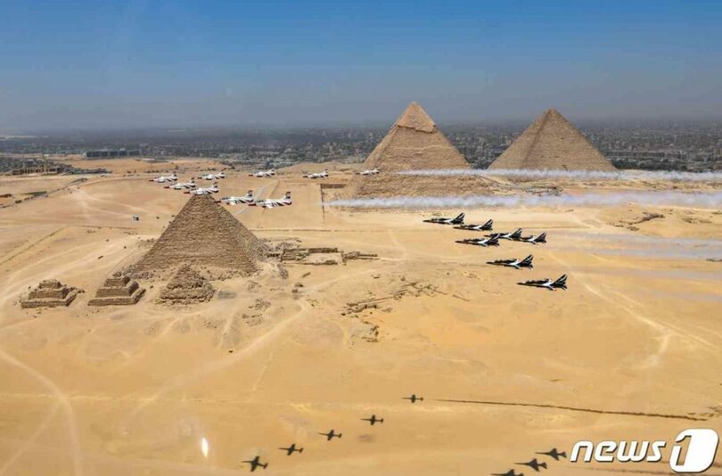 空軍特殊飛行チームのブラックイーグルスとエジプト空軍特殊飛行チームのシルバースターズの友情飛行（空軍提供）(c)news1
