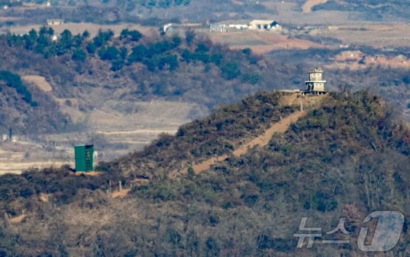 京畿道坡州市の烏頭山統一展望台から見た北朝鮮側の監視所＝2025年11月18日撮影(c)news1