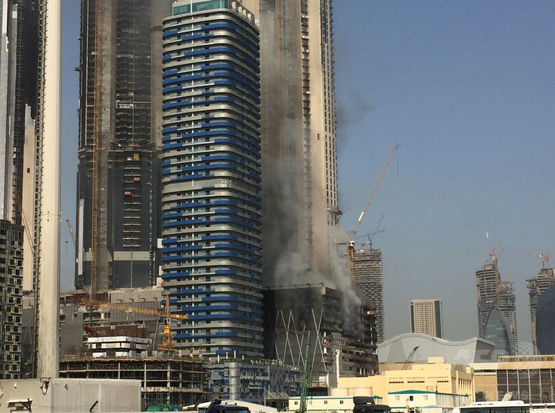 建設中の高層ビルで火災 ドバイ
