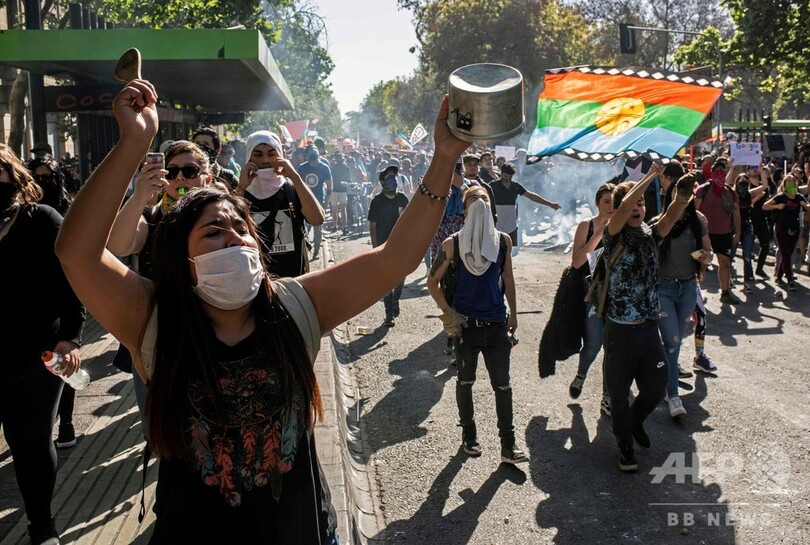 チリ、内閣改造後もデモ隊と治安部隊衝突