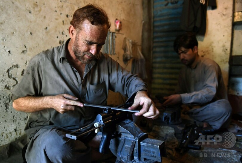 銃がスマホより安いパキスタンの町