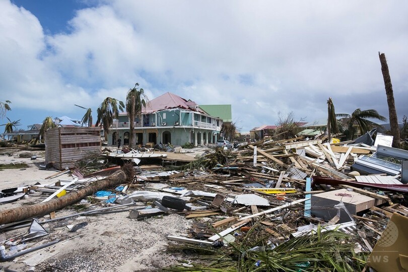 ハリケーン直撃のカリブ海の島で略奪行為、警官隊を派遣