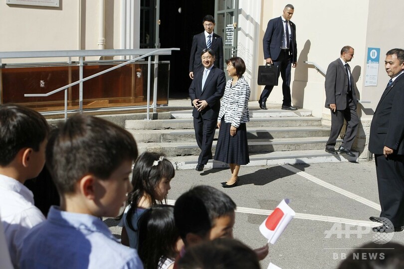 訪仏中の皇太子さま、リヨンで織物博物館と補習授業校を視察