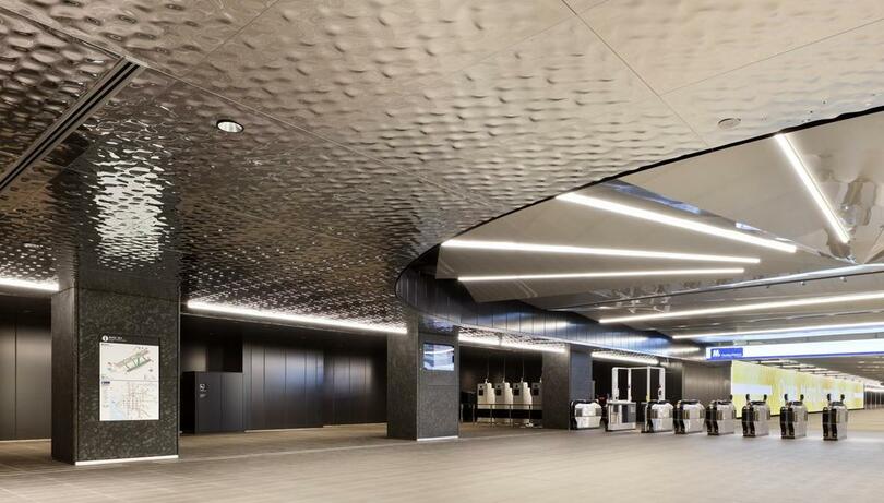 特殊金属加工スペシャリストチーム「Demold」、「夢洲(ゆめしま)駅」の地下1F改札前広場天井に自在成形パネル「波」が採用