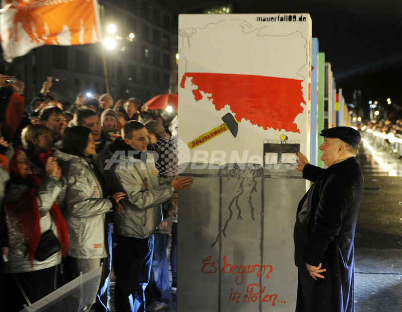 「ベルリンの壁」崩壊20年を祝う巨大ドミノ倒し