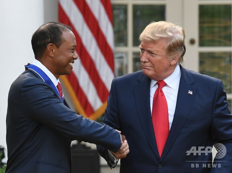 ウッズに自由勲章、トランプ大統領が米ホワイトハウスで授与