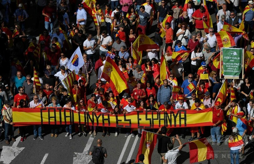 スペイン・カタルーニャで大規模な独立反対デモ、35万人集結