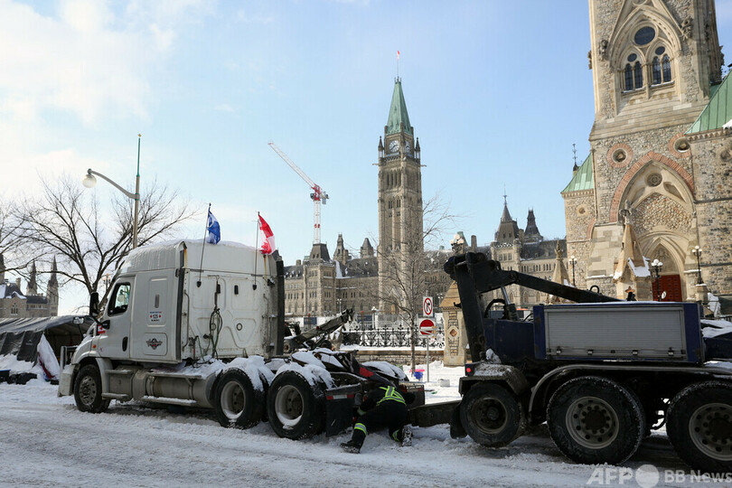 カナダ議事堂前 警察がトラックデモ隊を排除