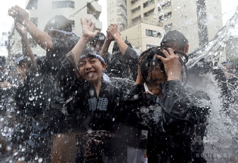 豪快に水掛け 江戸三大祭りの一つ 深川八幡祭り 写真11枚 国際ニュース Afpbb News