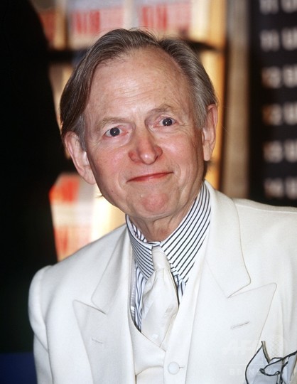 米作家トム・ウルフさん死去、88歳 「虚栄の篝火」 米作家トム・ウルフさん死去、88歳 「虚栄の篝火」