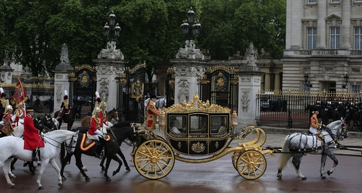 英女王、新装馬車を初披露 1000年分の英国史満載 写真10枚 国際