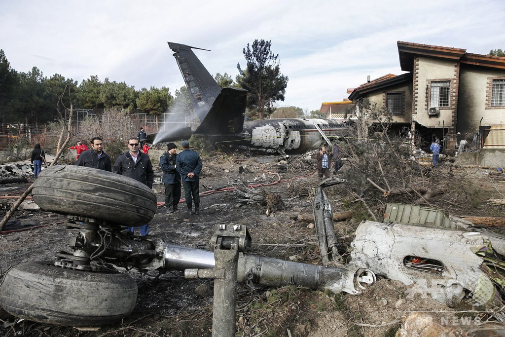 イラン軍輸送機、滑走路外れ建物に衝突・炎上 15人死亡 写真9枚 国際ニュース:AFPBB News