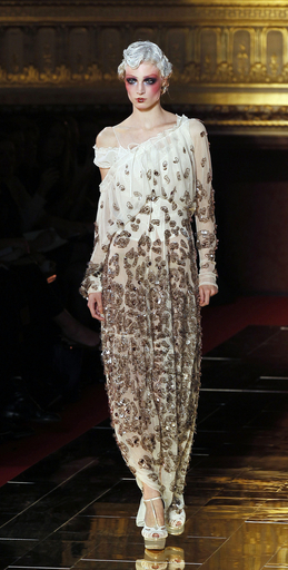 11年春夏パリコレクション＞ジョン・ガリアーノ、新作を発表 写真28枚