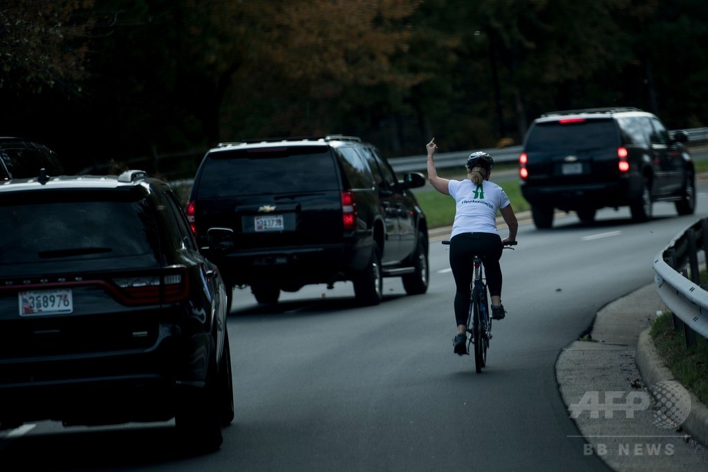 トランプ氏の車列に中指立てた米女性、解雇の憂き目に 写真拡散 トランプ氏の車列に中指立てた米女性、解雇の憂き目に 写真拡散