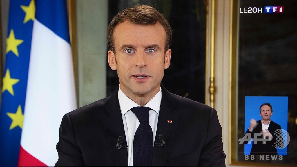 仏大統領、最低賃金引き上げを発表 デモ収束目指し演説