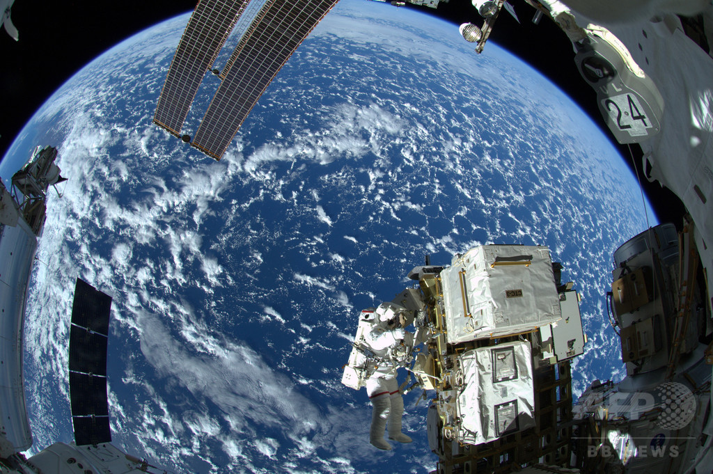 ロシア企業、観光客に宇宙遊泳を提供へ 代金100億円超 ロシア企業、観光客に宇宙遊泳を提供へ 代金100億円超