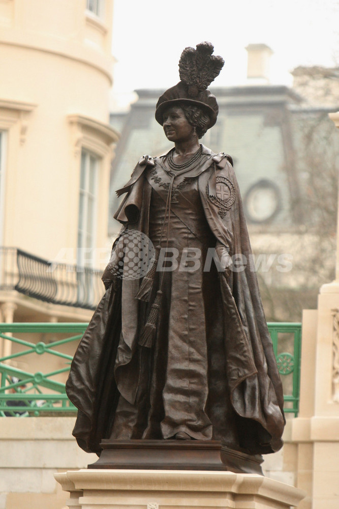 エリザベス女王の「お母さん」の銅像、ロンドンで除幕式 写真11枚 国際