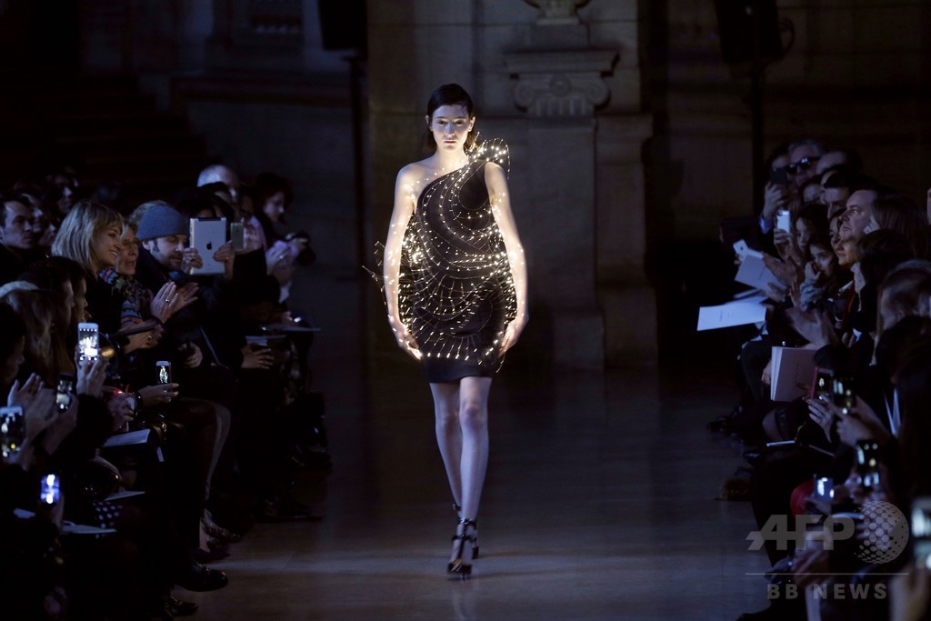 「イーキン・イン」16年春夏オートクチュール