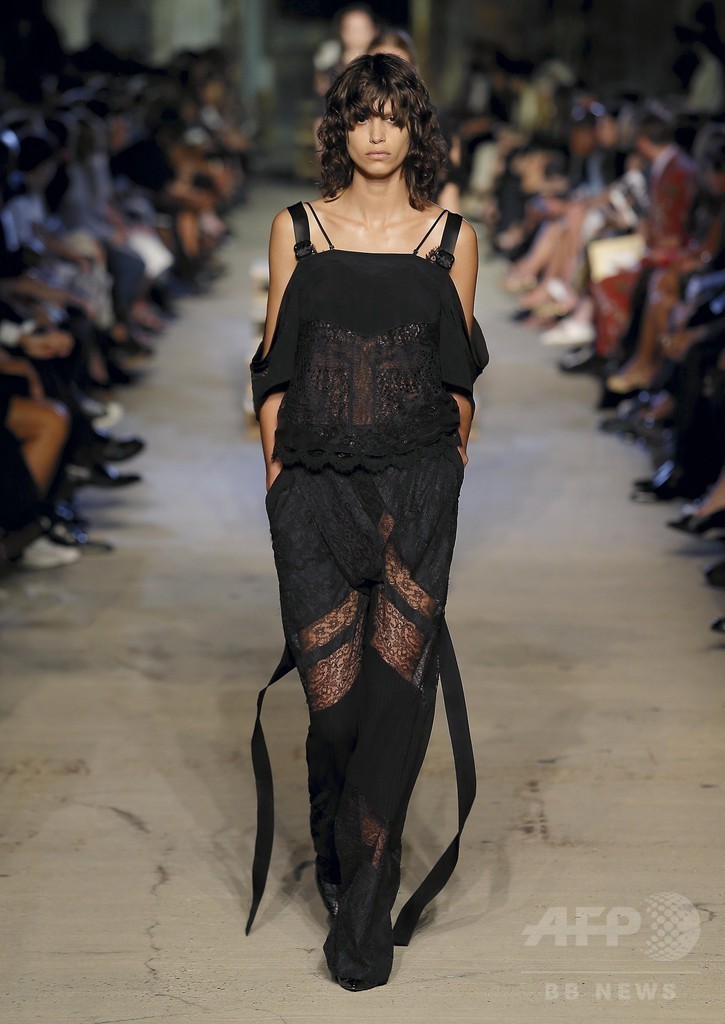 「ジバンシィ」16年春夏コレクション