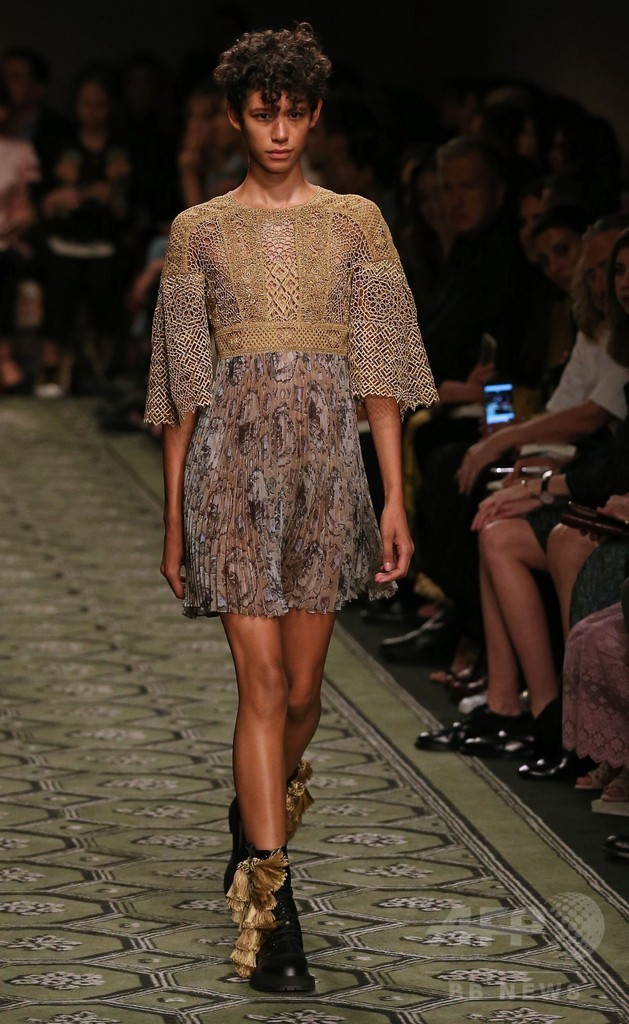 「バーバリー」16年セプテンバー・コレクション