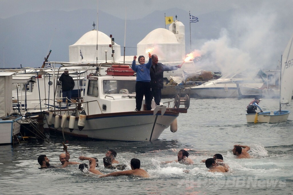 十字架めがけて海へ、ギリシャ正教の公現祭 写真15枚 ファッション