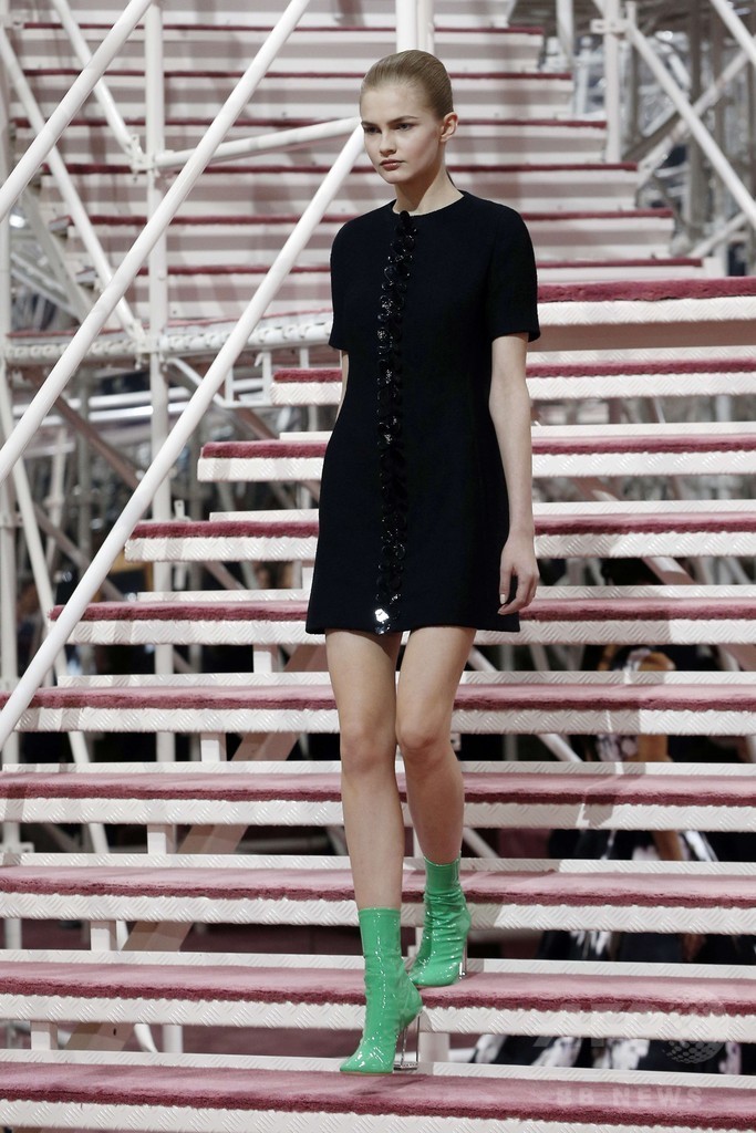 50～70年代の要素を取り入れた新たな女性像を提案、「ディオール」15年春夏オートクチュール