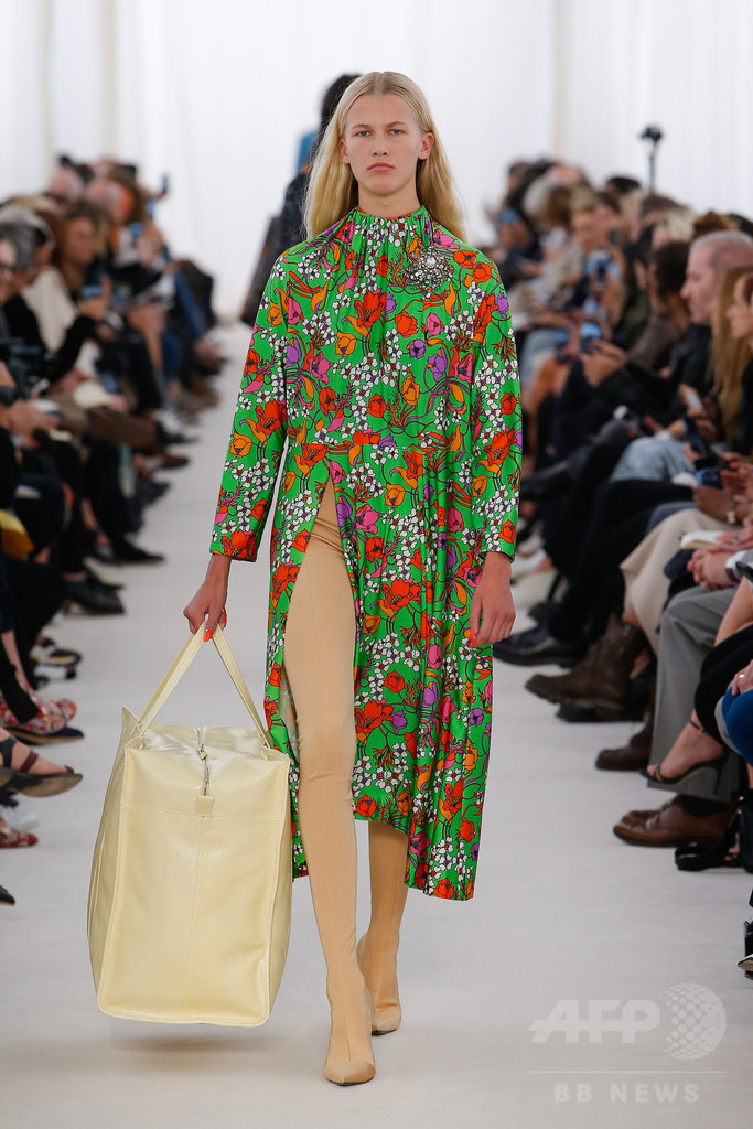 「バレンシアガ」17年春夏