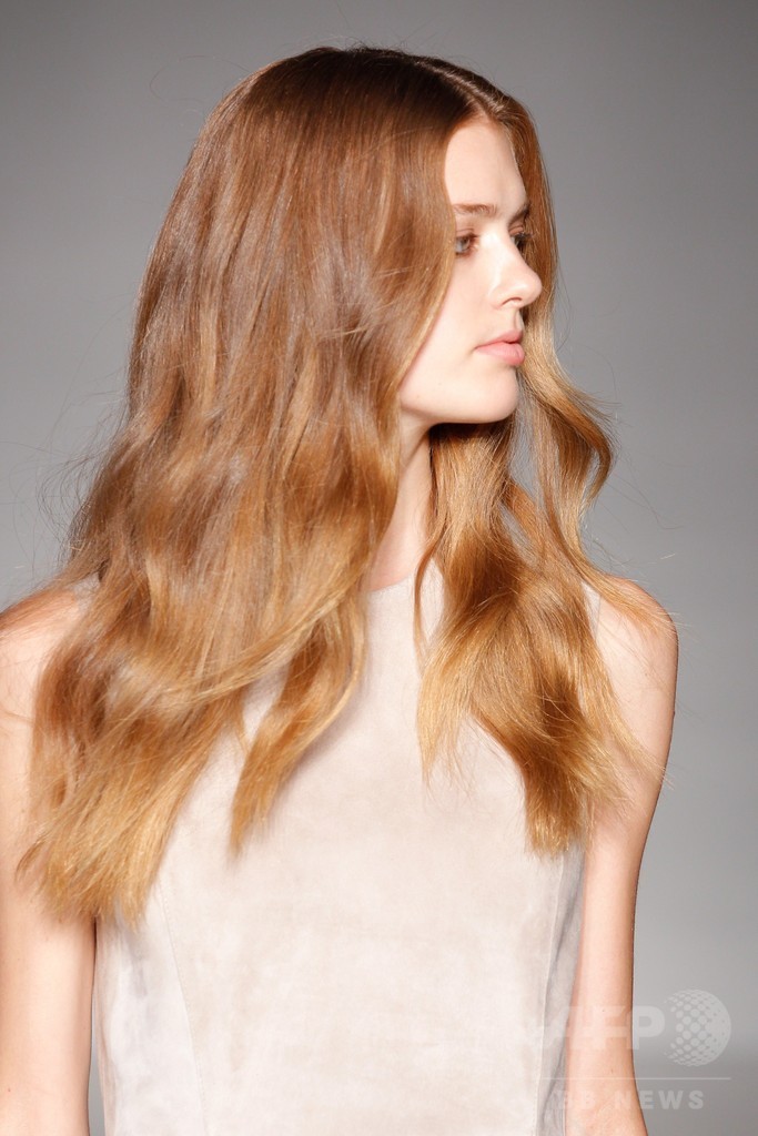 膝下丈のスカートでエレガントに、「ジル・スチュアート」15年春夏