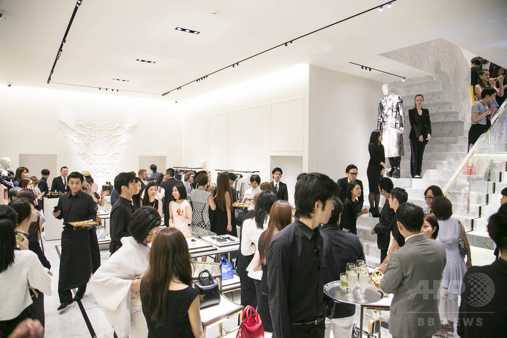 A・マックイーン、旗艦店オープンを祝し盛大なイベント