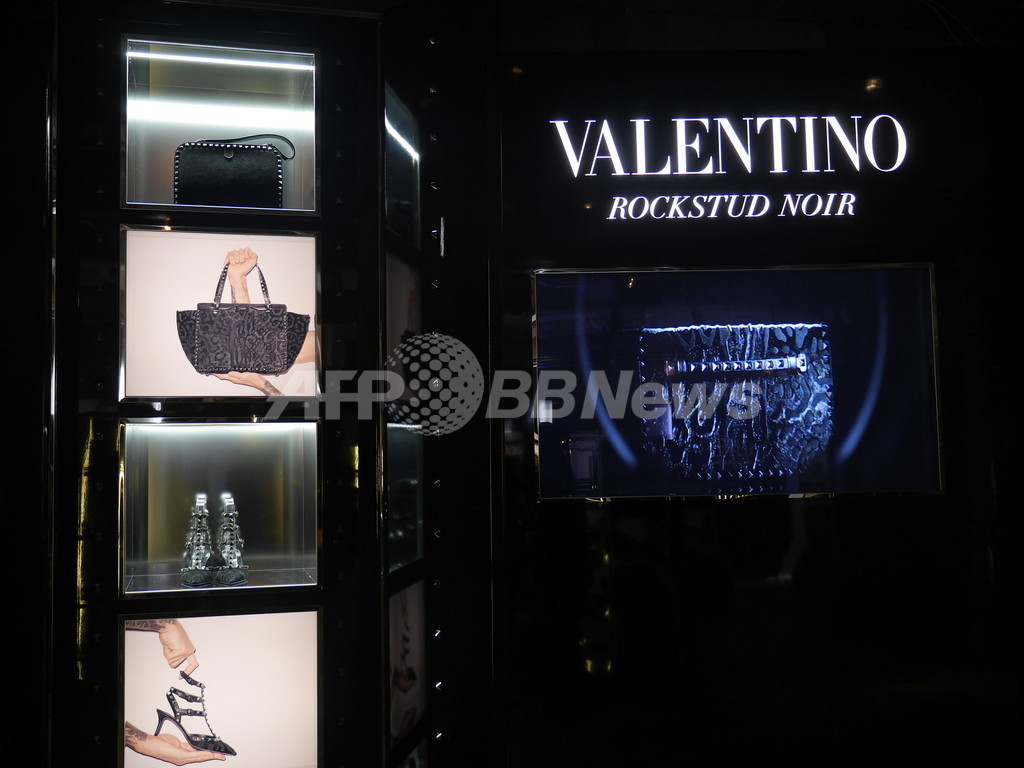ヴァレンティノ「ロックスタッズ」コレクション、ポップアップストアはエレガントでセクシーな空間