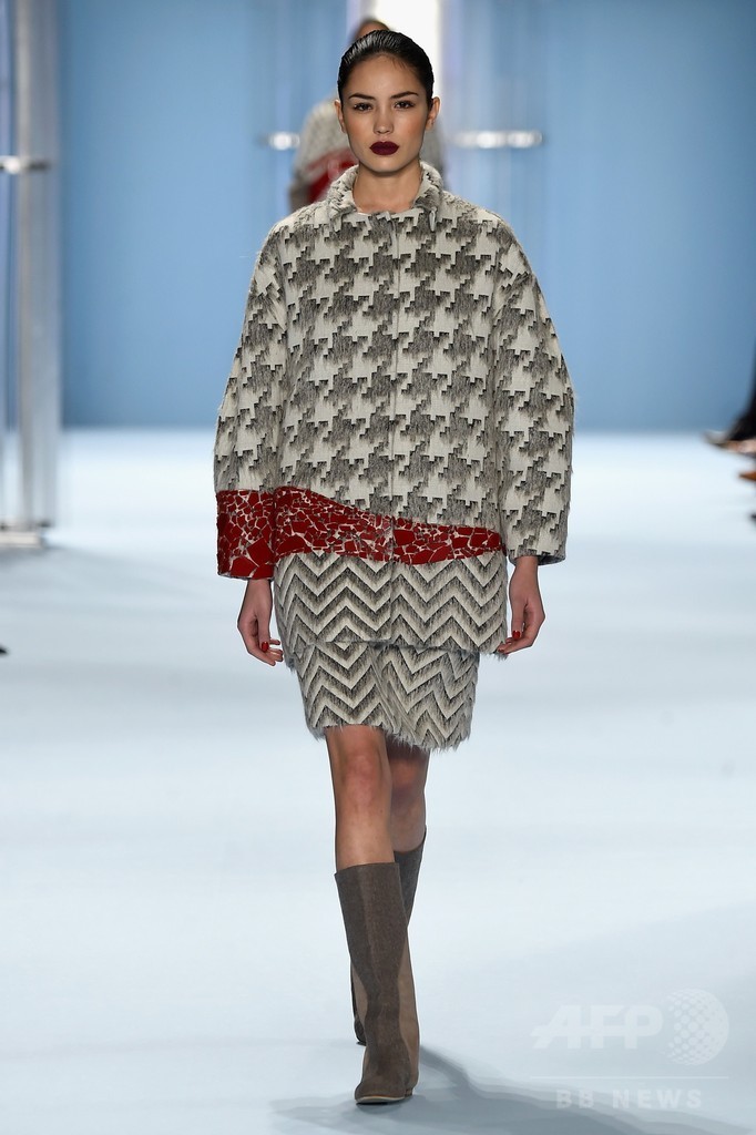 多彩に変化する水を表現、「キャロリーナ ヘレラ」15/16年秋冬