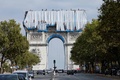 仏パリの凱旋門を布で包む故クリスト氏のプロジェクトで、門上部から下ろされる布（2021年9月12日撮影）。(c)Thomas SAMSON / AFP