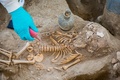 ペルー・チャンチャン遺跡の集団墓地で見つかった遺骨。ペルー文化省提供（2021年11月11日撮影）。(c)AFP PHOTO /  PERUVIAN MINISTRY OF CULTURE