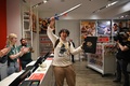 人気ゲーム「ゼルダの伝説」シリーズ最新作「ゼルダの伝説 ティアーズ オブ ザ キングダム」発売日に、米ニューヨークのニンテンドーストアで購入した後、マスターソードを掲げる人（2023年5月12日撮影）。(c)Ed JONES / AFP