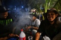 タイ中部ナコンパトム県で開催された大麻の合法化を祝うイベント「タイランド420: リーガルレーオ⁉」で、大麻を吸う人（2022年6月11日撮影）。(c)Lillian SUWANRUMPHA / AFP