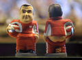 　スペイン・カタルーニャ（Catalonia）地方で、今年もクリスマス恒例の排便人形「カガネル（Caganer、「排便」の意）がお目見えした。カタルーニャでは、クリスマスシーズンになると有名人が排泄する姿を模した陶器の人形を自宅内に隠し、招待客に探させるのが恒例行事となっている。18世紀から続く風習で、カガネルは翌年の豊穣（ほうじょう）、希望、繁栄の象徴とされている。

　写真は、バルセロナ（Barcelona）のクリスマス市に登場した、スペイン人F1ドライバー、フェルナンド・アロンソ（Fernando Alonso）選手のカガネル（2009年12月21日撮影）。(c)AFP/LLUIS GENE