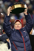 ラマー・ハント・トロフィー（Lamar Hunt Trophy）を掲げるペイトリオッツのビル・ベリチックヘッドコーチ。(c)AFP/Getty Images/Al Bello