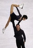 14-15フィギュアスケートグランプリ（GP）シリーズ開幕戦スケート・アメリカ（Skate America 2014）、ペア・フリースケーティング（FS）。演技に臨む川口悠子（Yuko Kawaguchi）/アレクサンドル・スミルノフ（Alexander Smirnov）組（2014年10月26日撮影）。(c)AFP/Getty Images/Jonathan Daniel