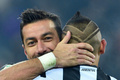 12-13イタリア・セリエAは26日、第22節の試合が各地で行われ、ユベントス（Juventus）はジェノア（Genoa CFC）と1-1で引き分けた。

後半9分に先制点を挙げチームメイトのアルトゥーロ・ビダル（Arturo Vidal、右）と喜ぶユベントスのファビオ・クアリアレッラ（Fabio Quagliarella、2013年1月26日撮影）。(c)AFP/GIUSEPPE CACACE