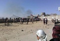 イエメン南部のシャブワで、国際テロ組織アルカイダが制圧した軍施設に集まる人々（2015年2月12日撮影）。(c)AFP