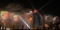 アラブ首長国連邦（UAE）のドバイ（Dubai）にある高級ホテル「ブルジュ・アル・アラブ（Burj Al Arab）」周辺で、同国の建国記念日と、2020年に開催される万国博覧会の開催地がドバイに決定したことを祝って打ち上げられた花火（2013年12月2日撮影）。(c)AFP/KARIM SAHIB