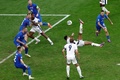 サッカー欧州選手権、決勝トーナメント1回戦、イングランド対スロバキア。オーバーヘッドシュートを決めるイングランドのジュード・ベリンガム（中央奥、2024年6月30日撮影）。(c)KENZO TRIBOUILLARD / AFP