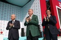 トルコのイズミルで開かれた地方選の選挙集会で、民族主義者行動党（MHP)党首（左）と、公正発展党（AKP)のイズミル市長選の候補者（右）と共にステージに上がったレジェプ・タイップ・エルドアン大統領（中央、2019年3月17日撮影）。(c)AFP PHOTO / TURKISH PRESIDENTIAL PRESS OFFICE