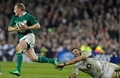 ラグビーシックスネイションズ（Six Nations Rugby 2011）第5週。アイルランド対イングランド。イングランドのトム・クロフト（Tom Croft、右）のタックルをかわしてボールを運ぶアイルランドのキース・アールズ（Keith Earls、2011年3月19日撮影）。(c)AFP/PETER MUHLY