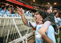スタンドからの声援に応えるアグスティン・ピチョット（%%Agustin Pichot%%）。(c)AFP/FRANCK FIFE