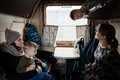 避難列車に乗る家族。ウクライナのポクロウシクで（2023年2月25日撮影）。(c)YASUYOSHI CHIBA / AFP