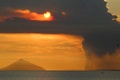 噴煙を上げるインドネシアのアナック・クラカタウ山（右、2022年4月24日撮影）。(c)DZIKI OKTOMAULIYADI / AFP