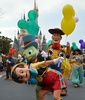 千葉県浦安市にある東京ディズニーランド（Tokyo Disneyland）が15日、開園30周年を迎えた。園内で開かれた記念セレモニーにはミッキーマウス（Mickey Mouse）やクマのプーさん（Winnie-the-Pooh）ら、おなじみの人気キャラクターたちが続々登場し、詰めかけた1万5000人のファンたちと喜びを分かち合った。

1983年に開園した東京ディズニーランドは現在、隣接する東京ディズニーシー（Tokyo DisneySea）とともに、「東京ディズニーリゾート（Tokyo Disney Resort）」として年間2500万人の来園者を集める国内有数の人気スポットとなっている。アジア各地からの観光客も多く、開園以来の総来園者数は日本の人口の4倍を超える5億6700万人に上る。

写真は記念セレモニーで園内をパレードするディズニーのキャラクターたち（2013年4月15日撮影）。(c)AFP/Yoshikazu TSUNO